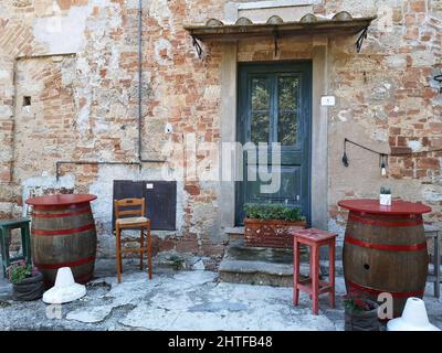 Blick auf das mittelalterliche Dorf Bolgheri in der Toskana, Italien Stockfoto