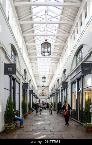 Menschen, die entlang der Central Avenue gehen, einer verdeckten Straße in Covent Garden, London, Großbritannien Stockfoto