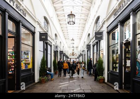 Menschen, die entlang der Central Avenue gehen, einer verdeckten Straße in Covent Garden, London, Großbritannien Stockfoto