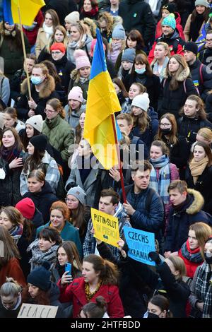 Olomouc, Tschechische Republik. 28.. Februar 2022. Am Montag, den 28. Februar 2022, fand in Olomouc, Tschechien, eine Studentenproteste-Kundgebung statt, um die Unterstützung für die Ukraine und die Ablehnung der Politik des russischen Präsidenten Wladimir Putin zu demonstrieren. Dekan der Fakultät für Künste, politische Analysten, Historiker, ukrainische Studenten zu besuchen, halten Adressen. Kredit: Ludek Perina/CTK Foto/Alamy Live Nachrichten Stockfoto