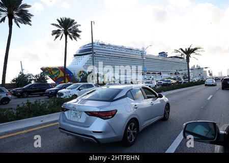 Miami, Vereinigte Staaten Von Amerika. 27.. Februar 2022. MIAMI, FL-FEB 27: Norwegian Cruise Schiff ZUGABE wird gesehen verlassen den Hafen von Miami am 27. Februar 2022 in Miami, Florida. (Foto von Alberto E. Tamargo/Sipa USA) Quelle: SIPA USA/Alamy Live News Stockfoto