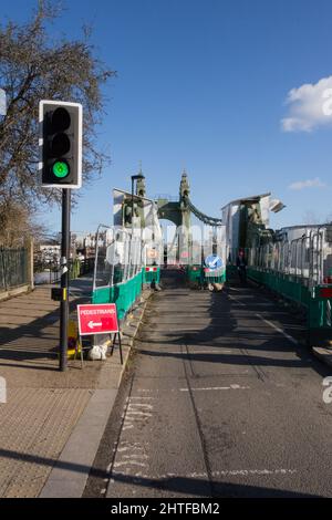 Eine noch geschlossene Hammersmith Bridge und Straßenbeschilderung im Südwesten von London, England, Großbritannien Stockfoto