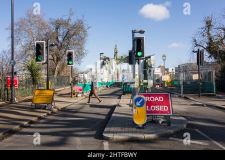 Eine noch geschlossene Hammersmith Bridge und Straßenbeschilderung im Südwesten von London, England, Großbritannien Stockfoto