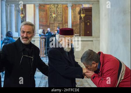 Roma, 15/02/2015: Basilica di Santa Maria in Cosmedin celebrazione per la Pace in Siria, im Irak e in Medio Oriente - Basilica Santa Maria in Cosmedin, Feier für den Frieden in Syrien, im Irak und im Nahen Osten. Im Bild: Msgr. Hilarion Capucci und Padre Mtanious Hadad. Stockfoto