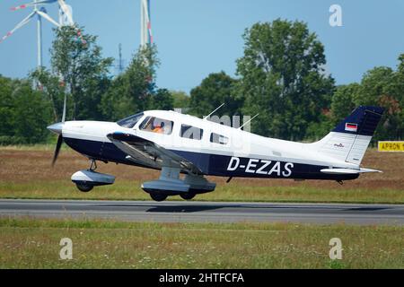 Piper PA 28 Archer III übernimmt den Jade-Weser-Flughafen Stockfoto