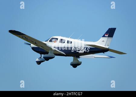 Im Flugbild einer abfliegenden Piper PA 28 Archer III am Jade-Weser-Flughafen Stockfoto