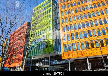 Modernes, farbenfrohes, zeitgenössisches Design und Architektur, die in Bürogebäuden im Central Saint Giles-Viertel in London, Großbritannien, zum Einsatz kommen Stockfoto