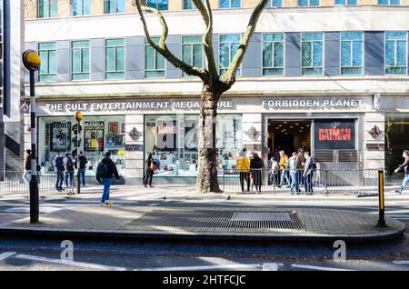 Forbidden Planet - der Cult Entertainment Store, der Science-Fiction-Artikel auf der Shaftesbury Avenue in London, Großbritannien, verkauft Stockfoto