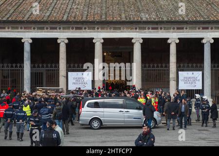 Rom, Italien 03/02/2016: In der Kirche San Lorenzo al Verano werden die sterblichen Überreste von Pater Pio von Pietrelcina von Gläubigen verehrt. ©Andrea Sabbadini Stockfoto