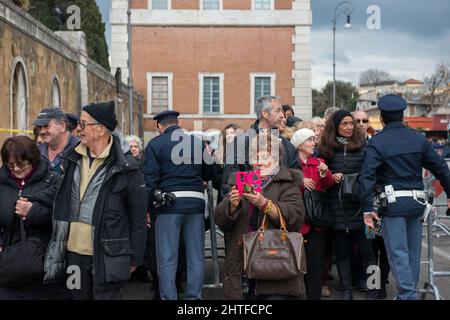 Rom, Italien 03/02/2016: In der Kirche San Lorenzo al Verano werden die sterblichen Überreste von Pater Pio von Pietrelcina von Gläubigen verehrt. ©Andrea Sabbadini Stockfoto