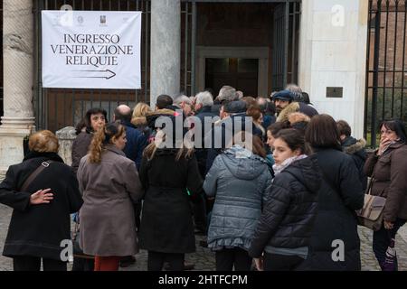 Rom, Italien 03/02/2016: In der Kirche San Lorenzo al Verano werden die sterblichen Überreste von Pater Pio von Pietrelcina von Gläubigen verehrt. ©Andrea Sabbadini Stockfoto