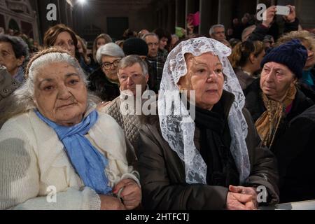 Rom, Italien 03/02/2016: Gläubige verehren die sterblichen Überreste von Pater Pio von Pietrelcina in der Kirche San Lorenzo al Verano. ©Andrea Sabbadini Stockfoto