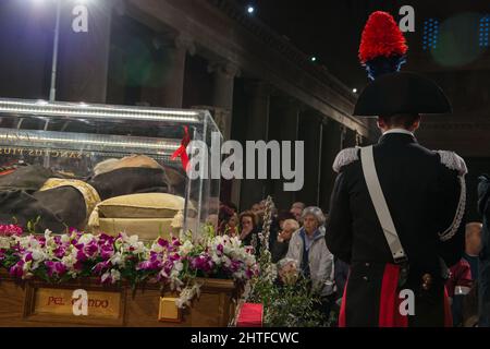 Rom, Italien 03/02/2016: Gläubige verehren die sterblichen Überreste von Pater Pio von Pietrelcina in der Kirche San Lorenzo al Verano. ©Andrea Sabbadini Stockfoto