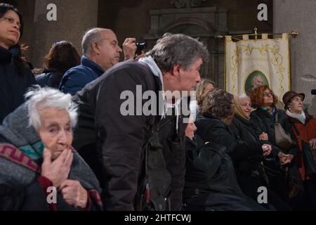 Rom, Italien 03/02/2016: Gläubige verehren die sterblichen Überreste von Pater Pio von Pietrelcina in der Kirche San Lorenzo al Verano. ©Andrea Sabbadini Stockfoto