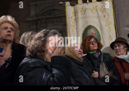 Rom, Italien 03/02/2016: Gläubige verehren die sterblichen Überreste von Pater Pio von Pietrelcina in der Kirche San Lorenzo al Verano. ©Andrea Sabbadini Stockfoto