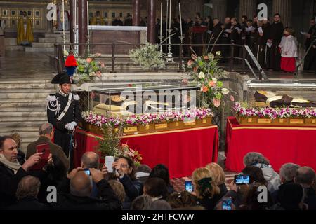 Rom, Italien 03/02/2016: Gläubige verehren die sterblichen Überreste von Pater Pio von Pietrelcina in der Kirche San Lorenzo al Verano. ©Andrea Sabbadini Stockfoto