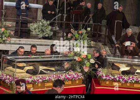 Rom, Italien 03/02/2016: Gläubige verehren die sterblichen Überreste von Pater Pio von Pietrelcina in der Kirche San Lorenzo al Verano. ©Andrea Sabbadini Stockfoto