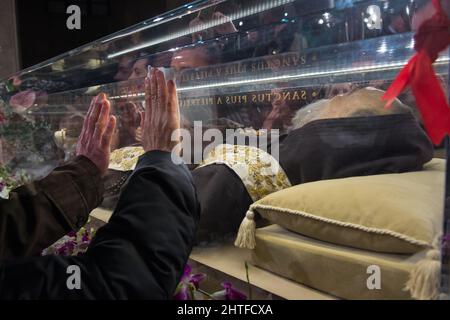 Rom, Italien 03/02/2016: Gläubige verehren die sterblichen Überreste von Pater Pio von Pietrelcina in der Kirche San Lorenzo al Verano. ©Andrea Sabbadini Stockfoto