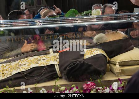 Rom, Italien 03/02/2016: Gläubige verehren die sterblichen Überreste von Pater Pio von Pietrelcina in der Kirche San Lorenzo al Verano. ©Andrea Sabbadini Stockfoto