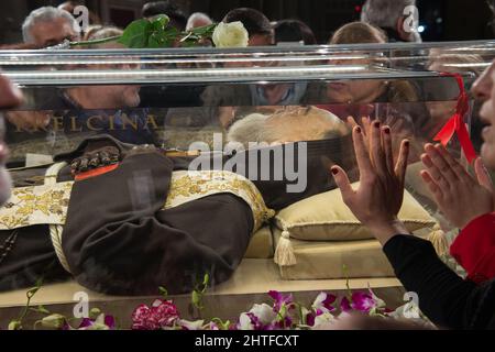 Rom, Italien 03/02/2016: Gläubige verehren die sterblichen Überreste von Pater Pio von Pietrelcina in der Kirche San Lorenzo al Verano. ©Andrea Sabbadini Stockfoto