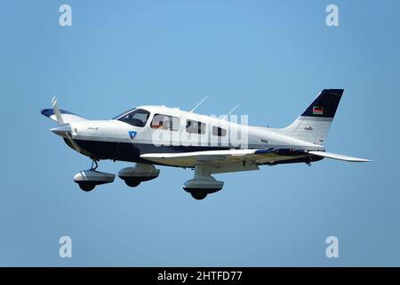 Im Flug Aufnahme einer deutschen registrierten Piper PA 28 Archer III Stockfoto