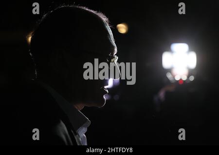 Neu Delhi, Neu Delhi, Indien. 28.. Februar 2022. Der ukrainische Botschafter in Indien, Igor Polikha, nimmt an einer Kerzenlichtmahnwache Teil, die aus Solidarität mit der ukrainischen Bevölkerung vor der ukrainischen Botschaft stattfindet. (Bild: © Karma Sonam Bhutia/ZUMA Press Wire) Stockfoto