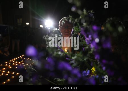 Neu Delhi, Neu Delhi, Indien. 28.. Februar 2022. Der ukrainische Botschafter in Indien, Igor Polikha, nimmt an einer Kerzenlichtmahnwache Teil, die aus Solidarität mit der ukrainischen Bevölkerung vor der ukrainischen Botschaft stattfindet. (Bild: © Karma Sonam Bhutia/ZUMA Press Wire) Stockfoto