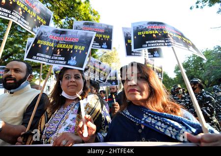 Neu-Delhi, Indien. 28.. Februar 2022. Auf dem Weg nach Jantar Mantar findet am 28. Februar 2022 in Neu-Delhi, Indien, eine Kerzenlichtmahnwache und eine Kundgebung für Frieden gegen den Ukraine-Russland-Krieg statt. (Foto: Ravi Batra/Sipa USA) Quelle: SIPA USA/Alamy Live News Stockfoto