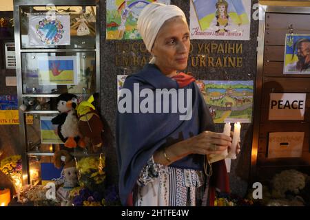 Neu Delhi, Neu Delhi, Indien. 28.. Februar 2022. Blumen, weiches Spielzeug und Plakate werden als Zeichen der Unterstützung vor dem Haupttor der Botschaft der Ukraine platziert. (Bild: © Karma Sonam Bhutia/ZUMA Press Wire) Stockfoto