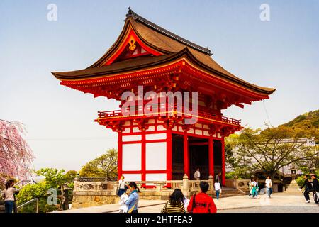 Das vermillion Nio-mon Tor der Deva Kings am Eingang des berühmten Wahrzeichen Kiyomizu Dera Tempels in Kyoto. Klarer blauer Himmel, Frühling. Stockfoto