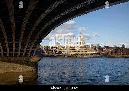 St Paul's Cathedral und die Themse von der Blackfriars Bridge aus gesehen Stockfoto