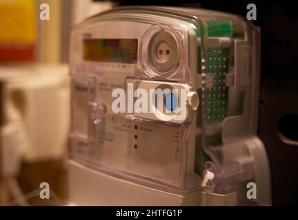 Nahaufnahme eines intelligenten Stromzählers im Sicherungskasten Stockfoto