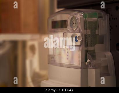 Nahaufnahme eines intelligenten Stromzählers im Sicherungskasten Stockfoto