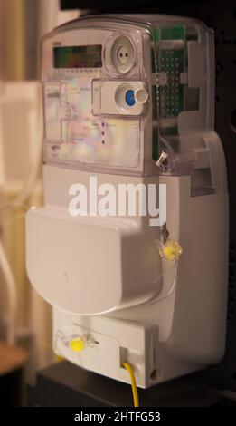 Nahaufnahme eines intelligenten Stromzählers im Sicherungskasten Stockfoto