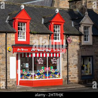 25. Februar 2022. South Street, Elgin, Moray, Schottland. Dies ist das sehr farbenfrohe Candy Shop Gelände in Elgin. Stockfoto