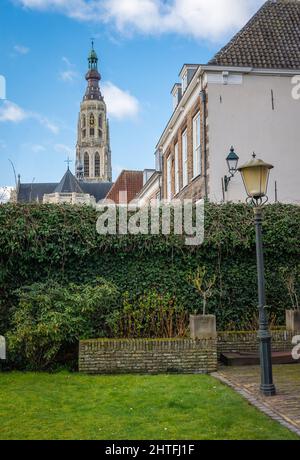 Blick auf die große Kirche von Breda, die lokal als Grote Kerk bekannt ist, vom öffentlichen Garten von Willem Merkxtuin in der Nähe des Stadtzentrums Stockfoto