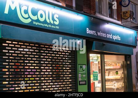 Brentwood, Großbritannien. 28.. Februar 2022. Brentwood Essex 28. Feb 2022 Es wird berichtet, dass die McColl's Retail Group, eine der größten Convenience-Store-Ketten Großbritanniens, um neue Finanzmittel zur Abttung eines Kollaps, der Tausende von Arbeitsplätzen gefährden könnte, rast. Die Gruppe wurde in Brentwood in Essex gegründet.Quelle: Ian Davidson/Alamy Live News Stockfoto