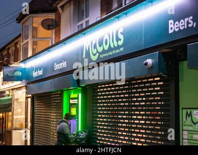 Brentwood, Großbritannien. 28.. Februar 2022. Brentwood Essex 28. Feb 2022 Es wird berichtet, dass die McColl's Retail Group, eine der größten Convenience-Store-Ketten Großbritanniens, um neue Finanzmittel zur Abttung eines Kollaps, der Tausende von Arbeitsplätzen gefährden könnte, rast. Die Gruppe wurde in Brentwood in Essex gegründet.Quelle: Ian Davidson/Alamy Live News Stockfoto