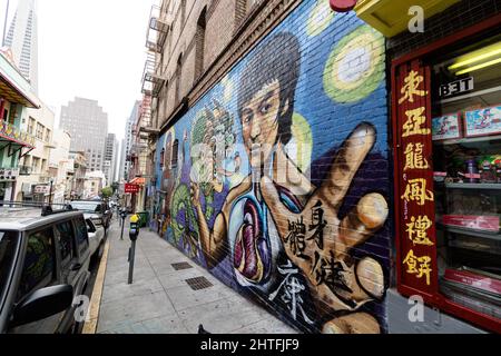 Schöne Aufnahme von Bruce Lee und Green Dragon Graffiti in China Town in San Francisco, Kalifornien Stockfoto