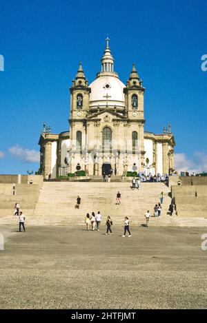 Vertikale Aufnahme des Heiligtums unserer Lieben Frau von Sameiro auf einem Hügel in Braga, Portugal Stockfoto