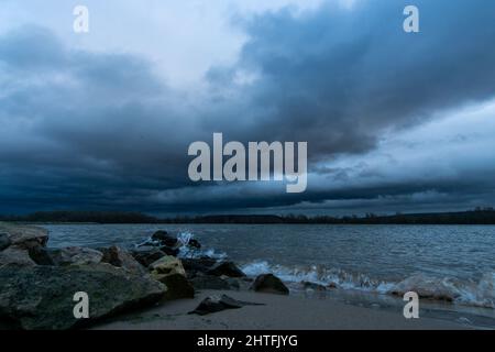 Steinstrand an bewölktem stürmischem Tag Stockfoto
