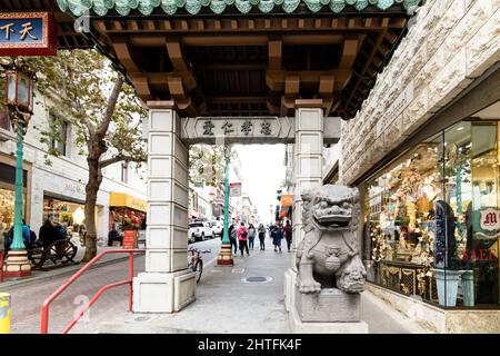 Eingang der Dragon Gate China Town in San Francisco mit Touristen im Hintergrund Stockfoto