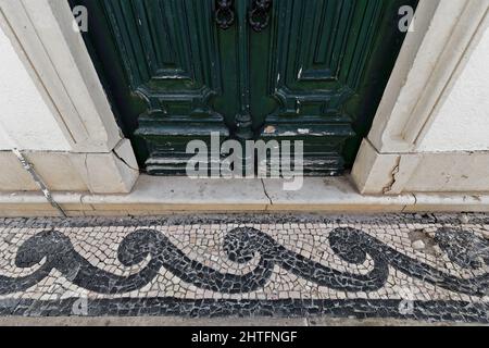 Mosaik wie portugiesische Pflaster-calcada portuguesa-Tür aus Holz grünen Tür. Faro-Portugal-123 Stockfoto