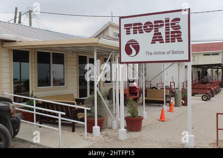 BELIZE CITY, BELIZE - 1. Mai 2016 Sir Barry Bowen Municipal Airport Tropic Air Office Stockfoto