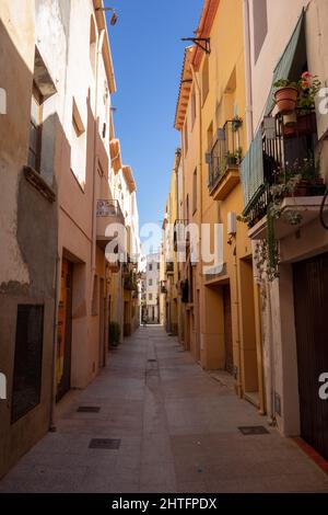 CAMBRILS, TARRAGONA, SPANIEN - 10. OKTOBER 2019 Seitenstraße der Altstadt Stockfoto