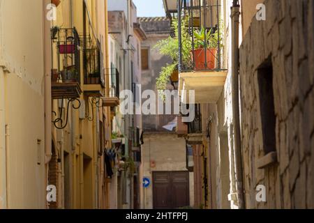 CAMBRILS, TARRAGONA, SPANIEN - 10. OKTOBER 2019 Balkone in den alten Hinterstraßen des Stadtzentrums Stockfoto