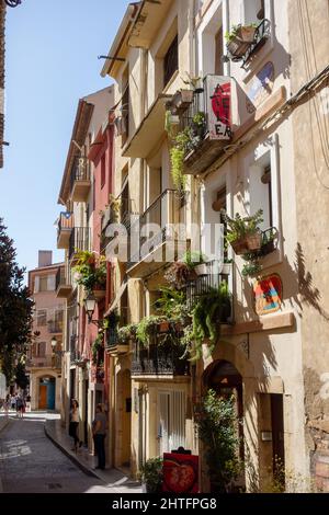 CAMBRILS, TARRAGONA, SPANIEN - 10. OKTOBER 2019 Balkone mit Pflanzen in den alten Hinterstraßen Stockfoto