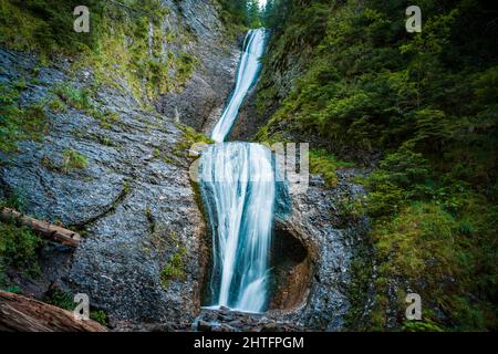 Schöne Aufnahme des Duruitoarea Wasserfalls im Ceahlau Nationalpark, Rumänien Stockfoto