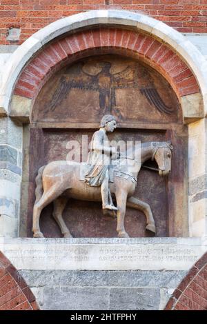 Das Relief, das Oldrado, einen erbitterten Ankläger und Metzger der Katharer, darstellt - Palazzo della Ragione, Mailand Stockfoto