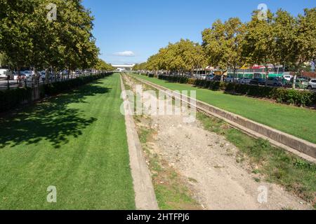 CAMBRILS, TARRAGONA, SPANIEN - 10. OKTOBER 2019 Flutkanal durch das Stadtzentrum Stockfoto